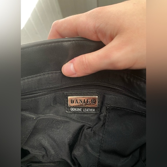 Danier genuine leather shoulder bag - Picture 4 of 5